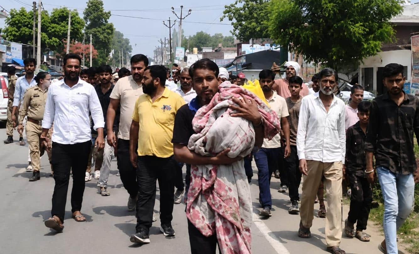 संदना में मानसी के शव के अवशेष लेकर जाते परिजन। संवाद
