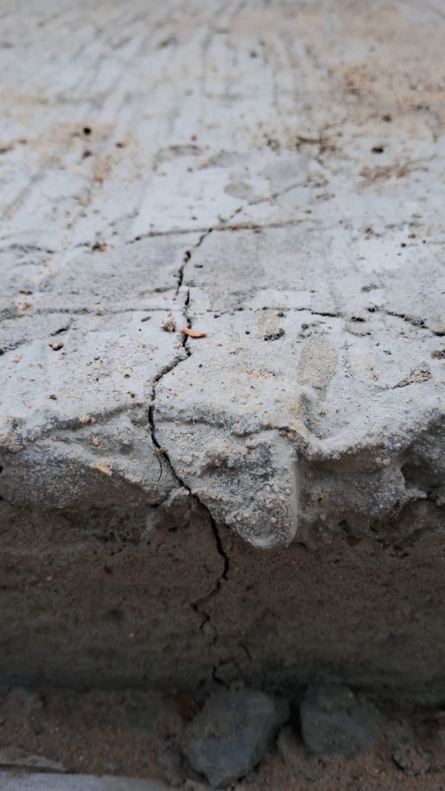 Cracks appeared in the road built two days ago.