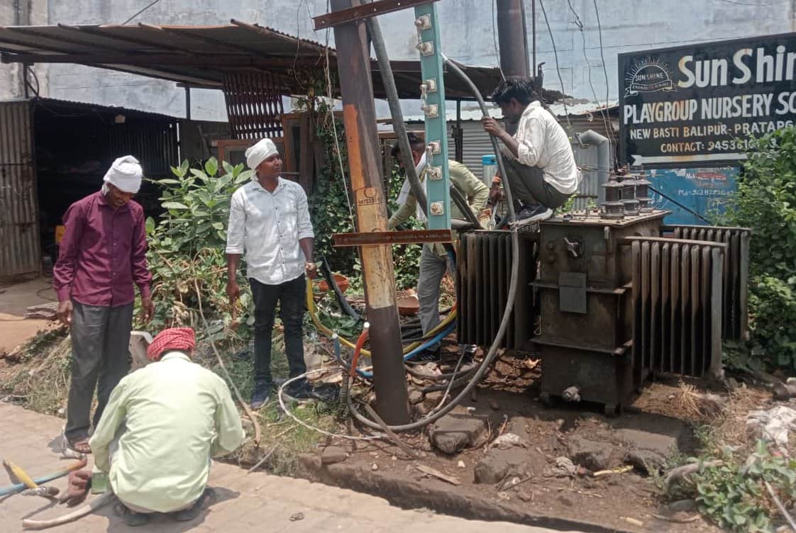शहर के विवेकनगर में ट्रांसफार्मर बनाते बिजली कर्मचारी। संवाद