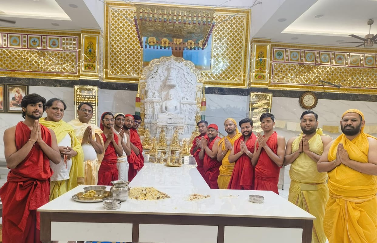 Shravak Sangha took a pledge to serve the saints.