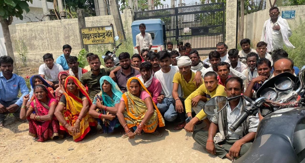 विद्युत उपकेंद्र नेरी में धरना पर बैठे टिपिकापुर के ग्रामीण । संवाद