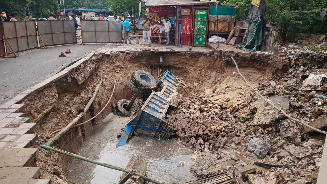 A 100-foot-wide pit has formed in Sector 4 due to the negligence of the WBAG. Based on the ADM's inspection report, the DM has directed the Municipal Commissioner to take action within three days. A tractor-trolley had fallen into the pit.