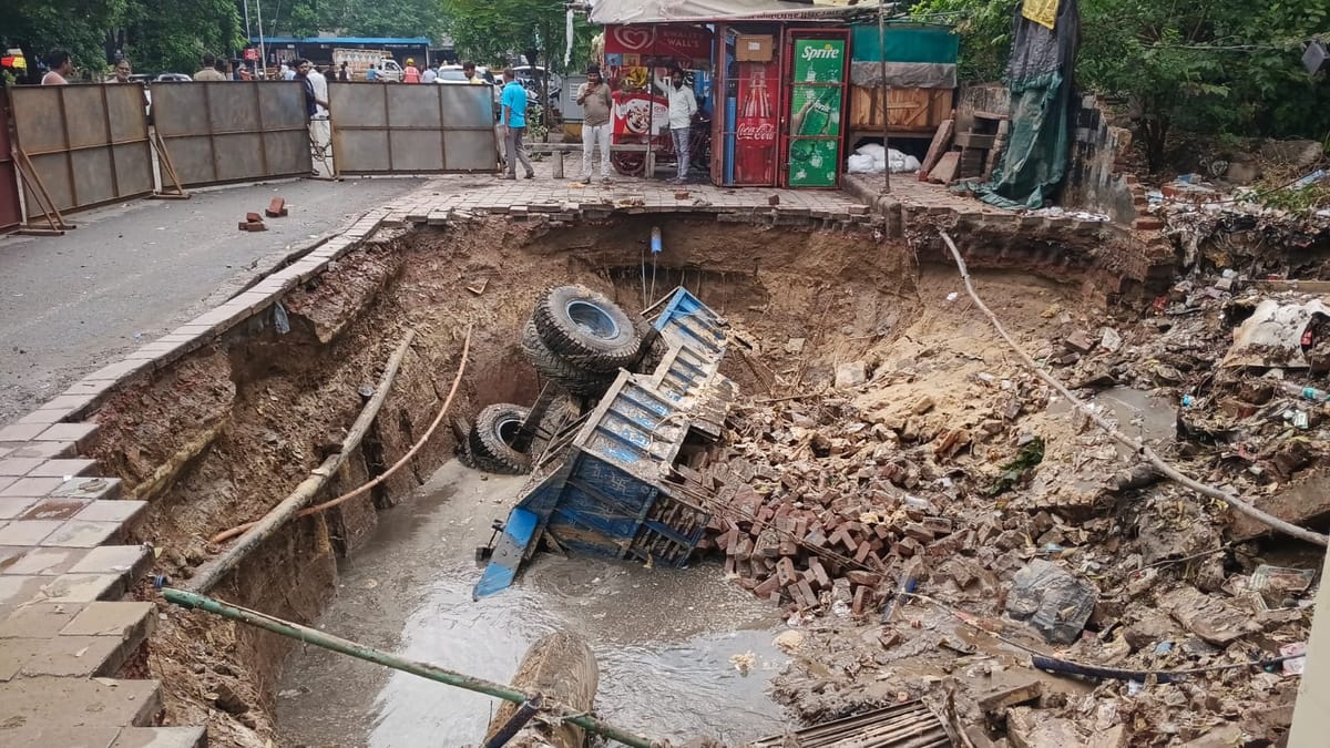 Agra News: सेक्टर-4 में वबाग की लापरवाही से हुआ 100 फीट चौड़ा गड्ढा, एडीएम की निरीक्षण रिपोर्ट पर डीएम ने नगर आयुक्त को दिए तीन दिन में कार्रवाई के निर्देश, गड्ढे में समा गई थी ट्रैक्टर-ट्रॉली