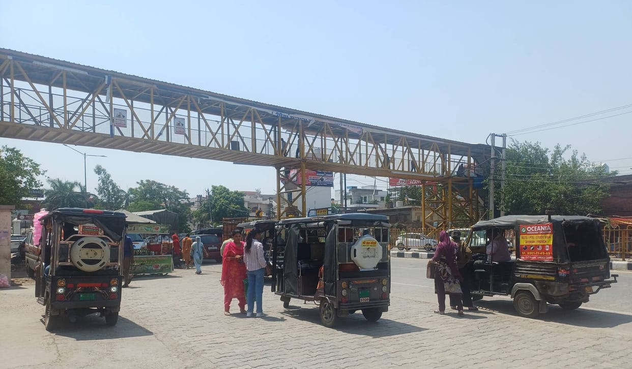 Autos and e-rickshaws gather at the Civil Hospital gate.