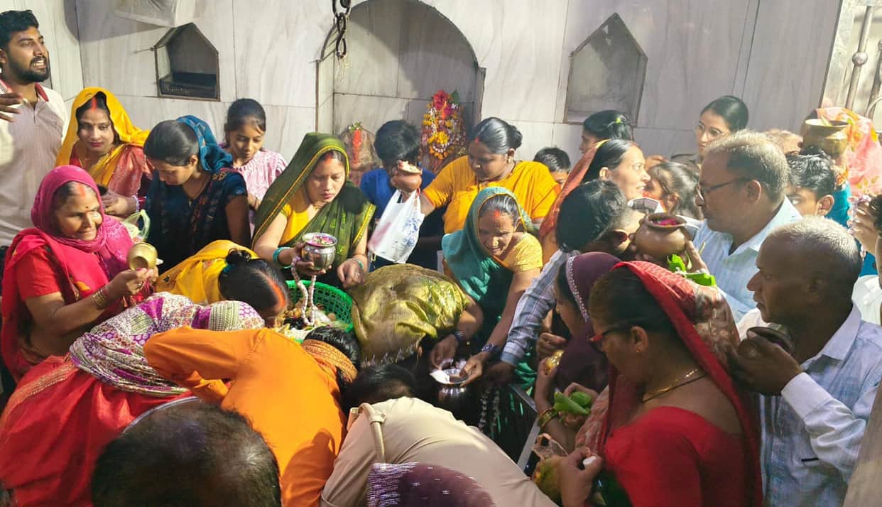 Jalabhishek with chants of Har-Har Mahadev