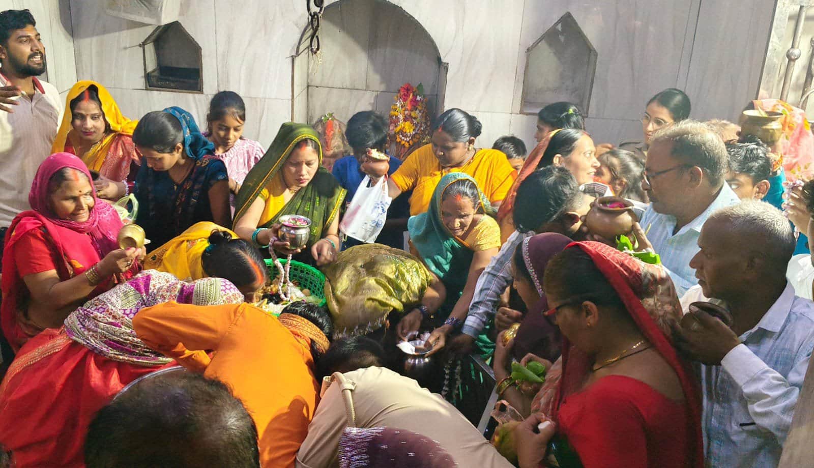 बाबा बेलखरनाथ धाम मलमास माह के सोमवार को जलाभिषेक करते श्रद्धालु। संवाद