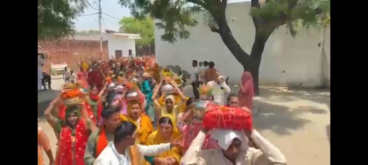 The Kalash Yatra started with great pomp in Tajpura village, the village echoed with cheers.