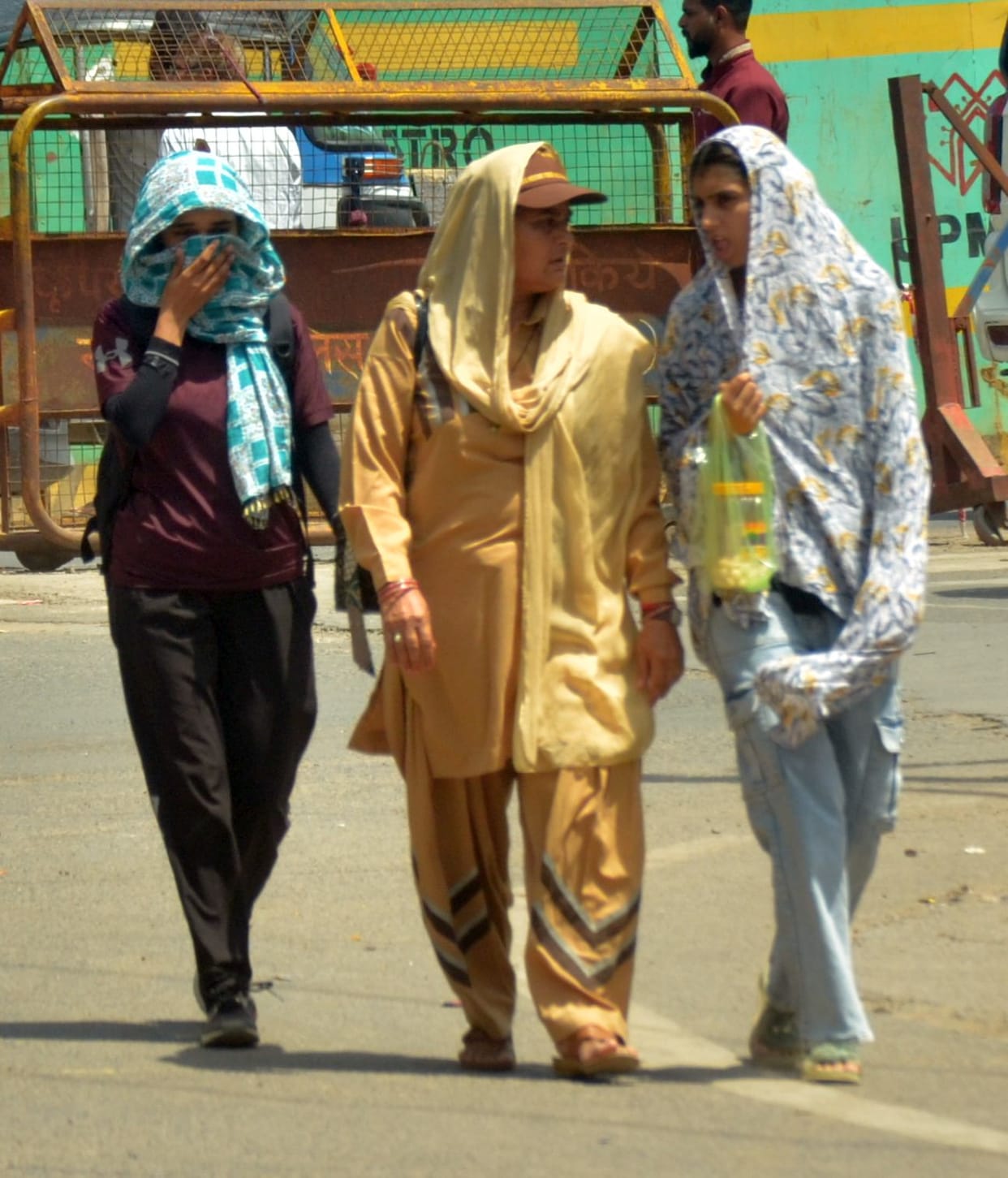 Heat during the day, drizzle with strong winds at night