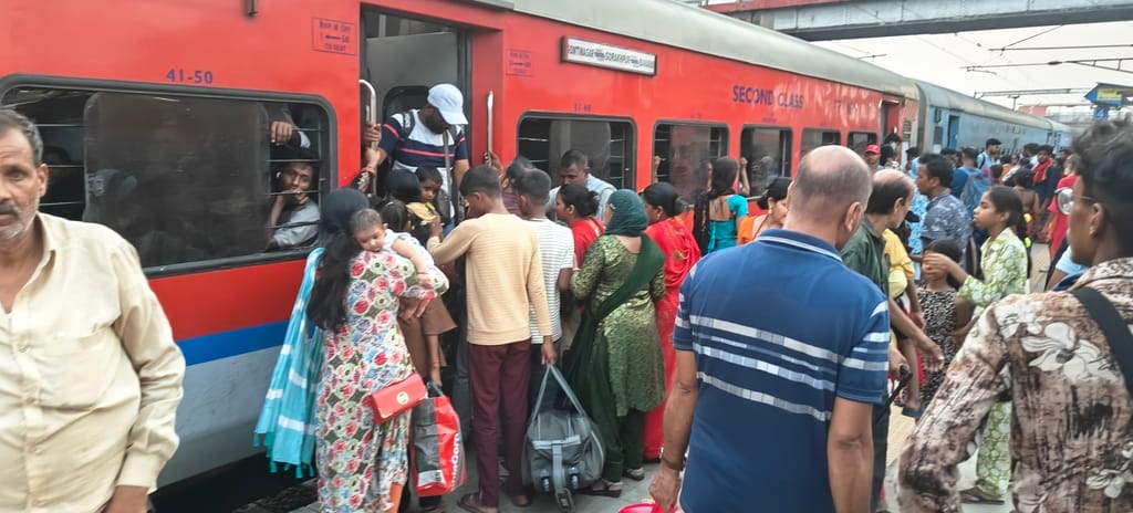 Police recruitment exam crowds seen in trains