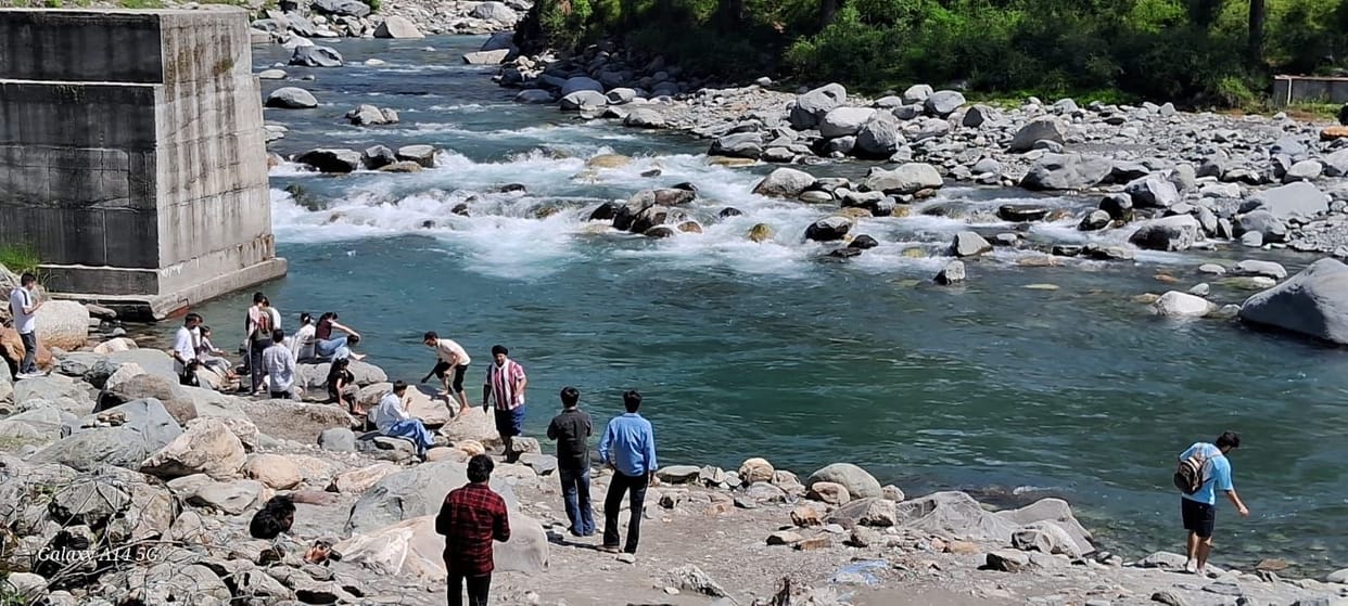 Tourists entering Uhal river for selfie