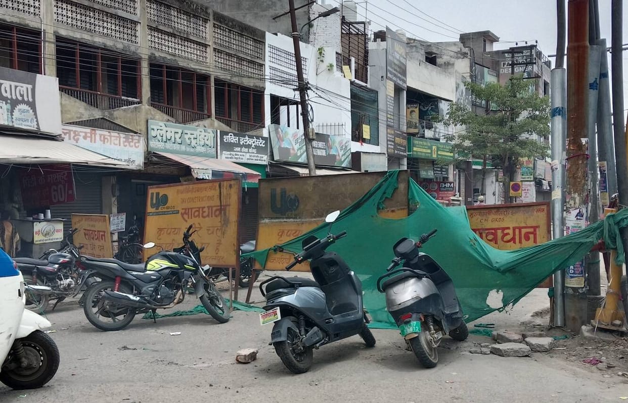 Passersby were troubled due to the closure of the road.