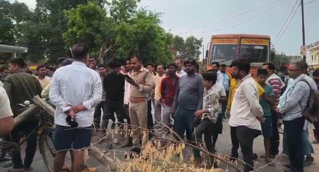 Villagers blocked the Banda-Prayagraj highway after a blown transformer was not replaced for 10 days.