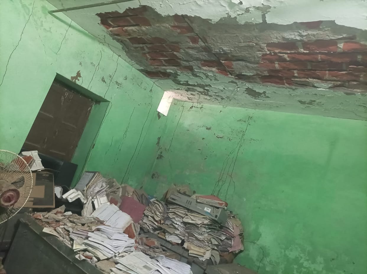 Bank operating in damaged building, fear of accident