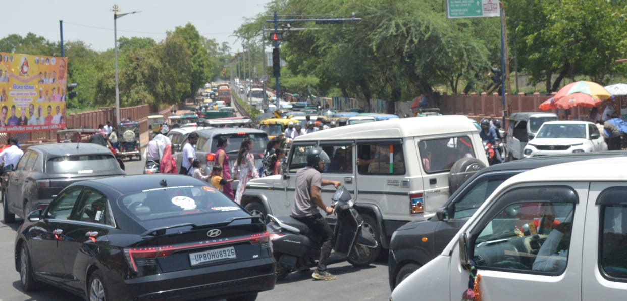Traffic was halted to allow the Deputy Chief Minister's convoy to pass, resulting in traffic jams, with tourist vehicles stranded on the Yamuna River, a problem that lasted for an hour.