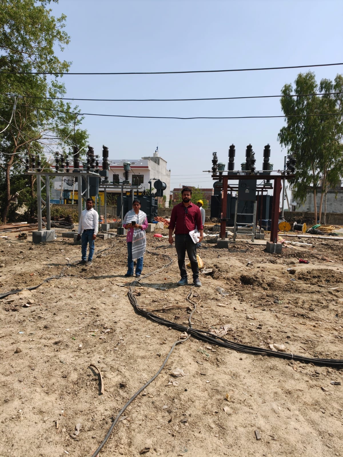 एफसीआई का दूसरा उपकेंद्र चालू करने वाले कर्मचारी। 