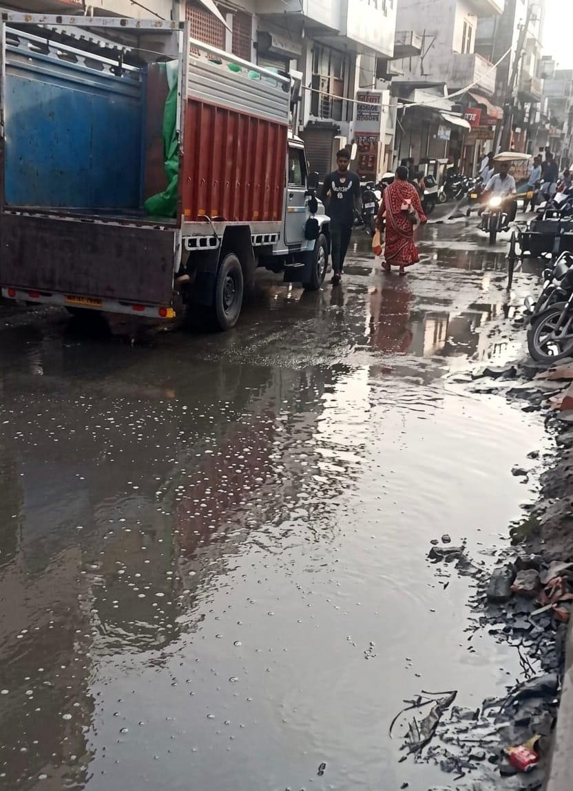 Sewer overflow from Subhash Chowk to Bhadana Chowk.