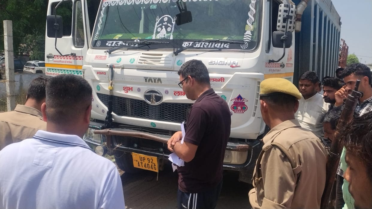 Four trucks loaded with gravel were caught in Kuthaund.