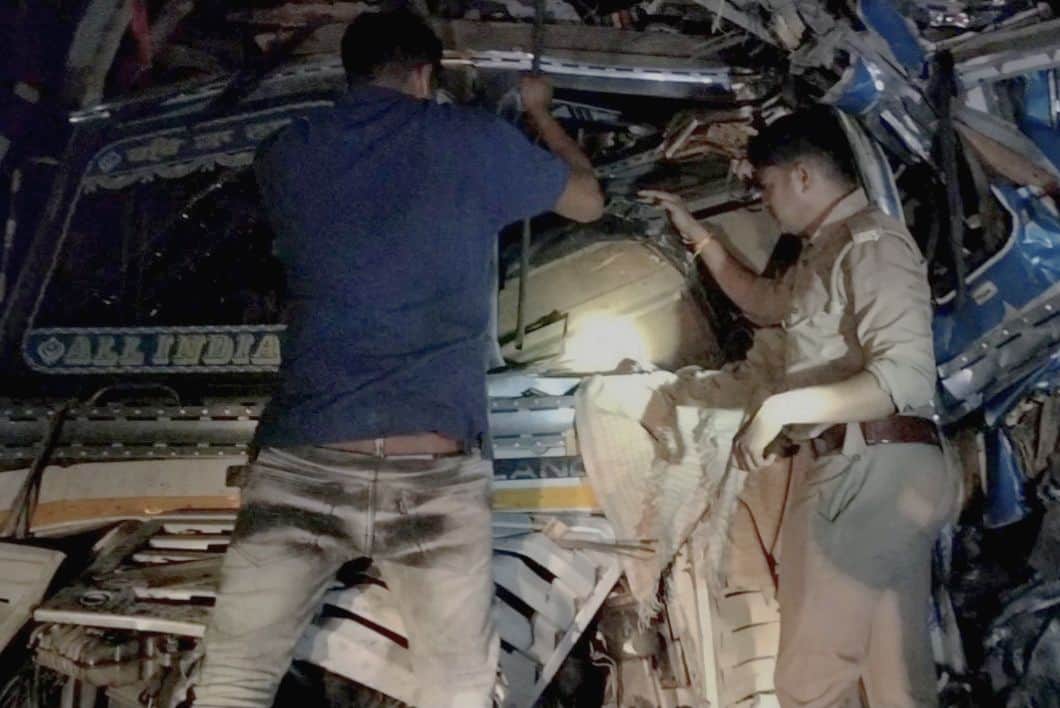 फोटो-18-घटनास्थल पर ट्रक के केबिन में फंसे घायल चालक और खलासी को बाहर निकालती पुलिस। स्रोत: पुल