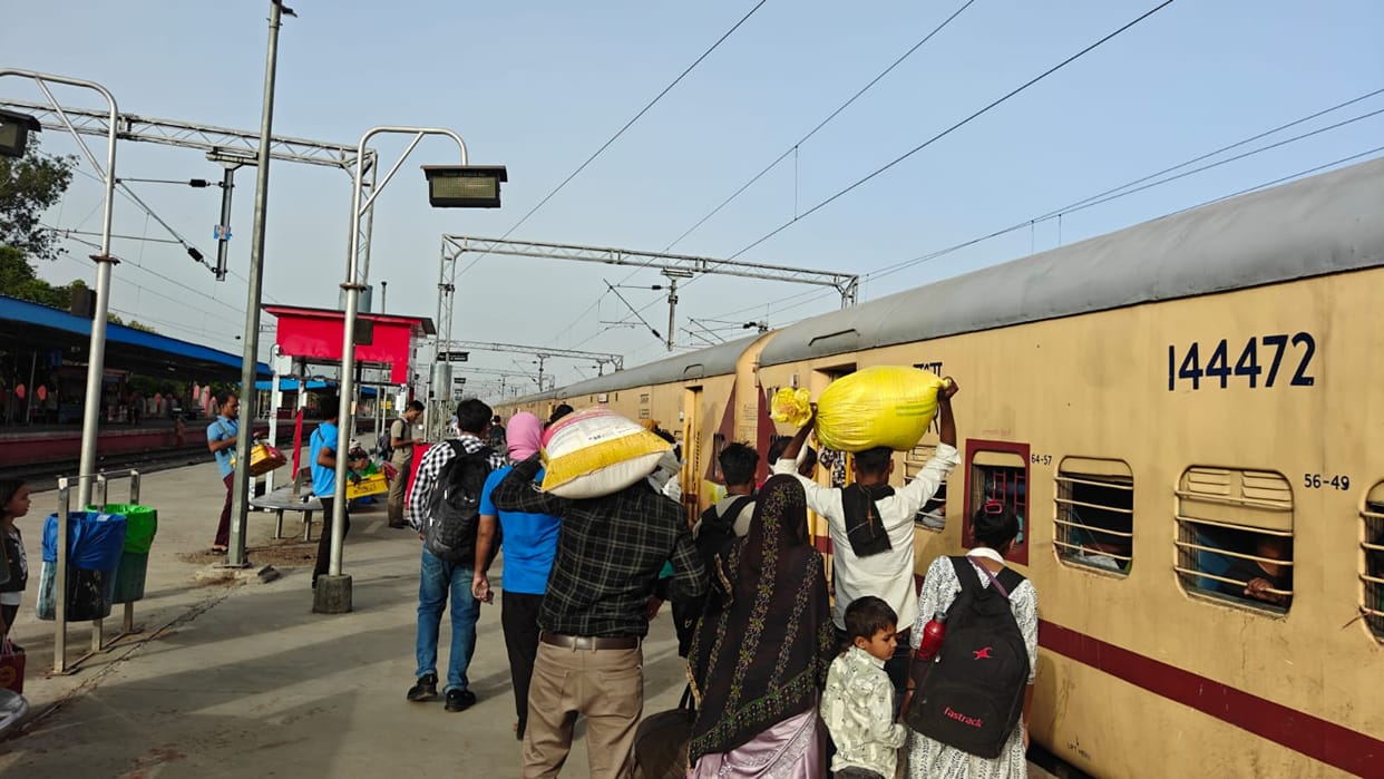 Gorakhpur-Pune special train delayed by 11 hours