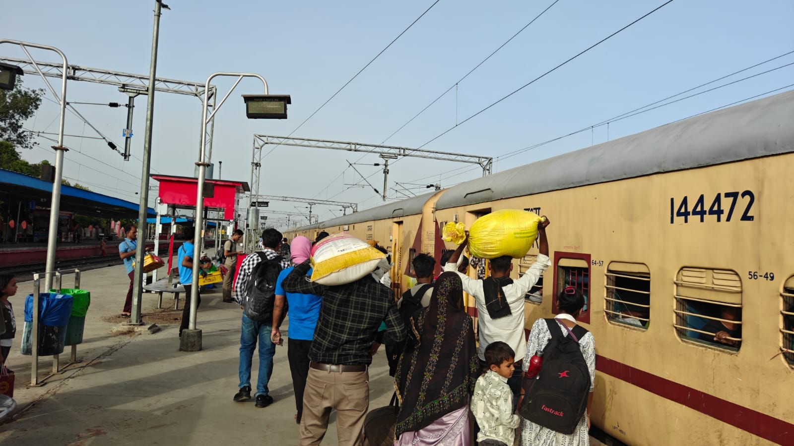 फोटो-18-उरई स्टेशन पर खड़ी गोरखपुर से पुणे जाने वाली स्पेशल ट्रेन। संवाद