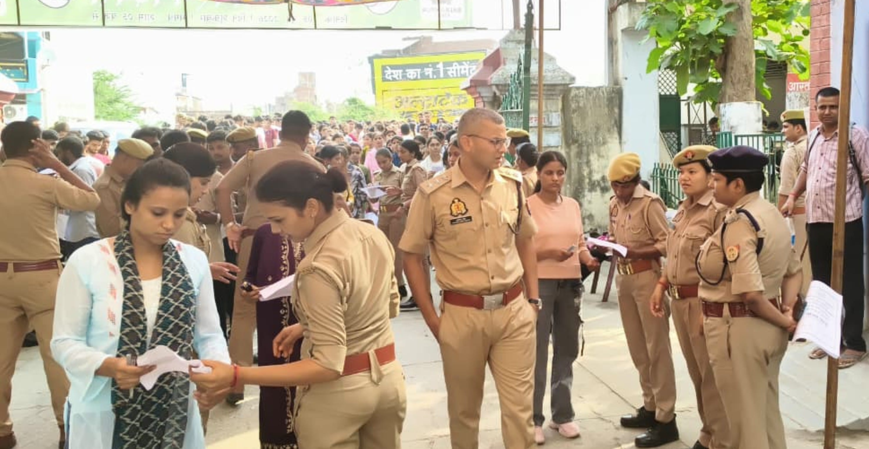 फोटो-24-बलरामपुर के एमएलके पीजी कॉलेज परीक्षा केंद्र का निरीक्षण करते एसपी व अन्य ।-स्रोत: विभा