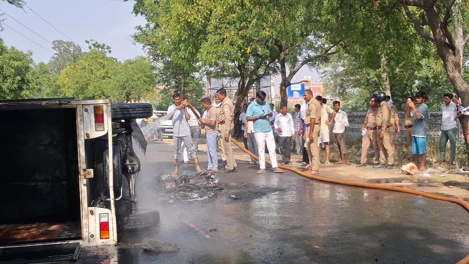 फोटो-30-आग बुझाते दमकलकर्मी, जली पड़ी बाइक। संवाद