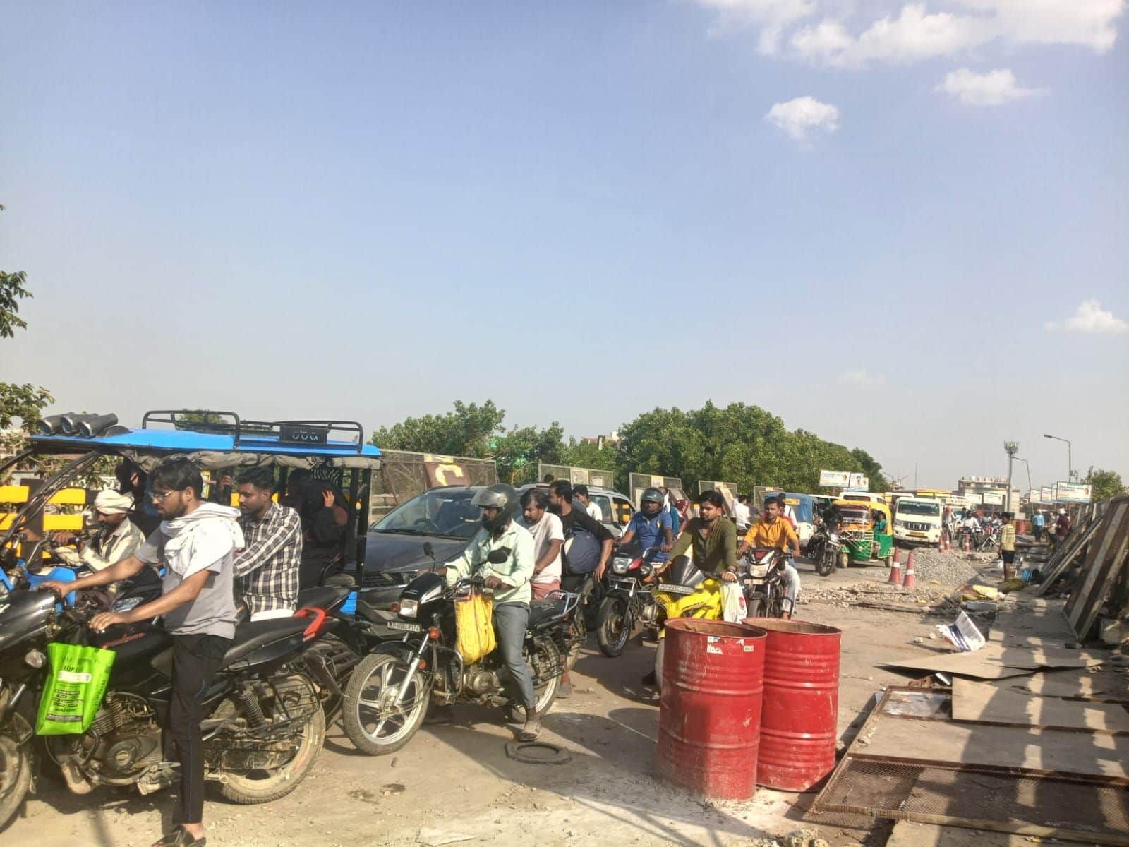 फोटो-4-हरदोई पुल पर लगे जाम में फंसे वाहन। संवाद