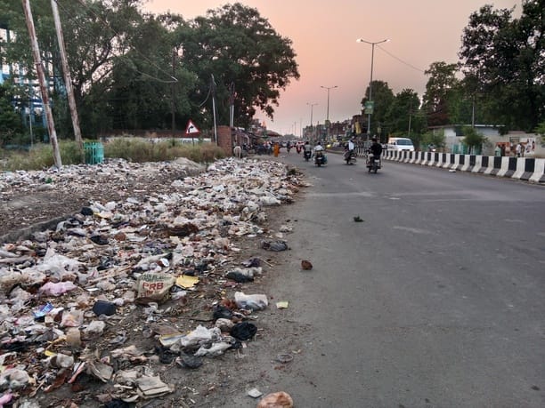 Garbage piles up on the street, risk of spreading infectious diseases