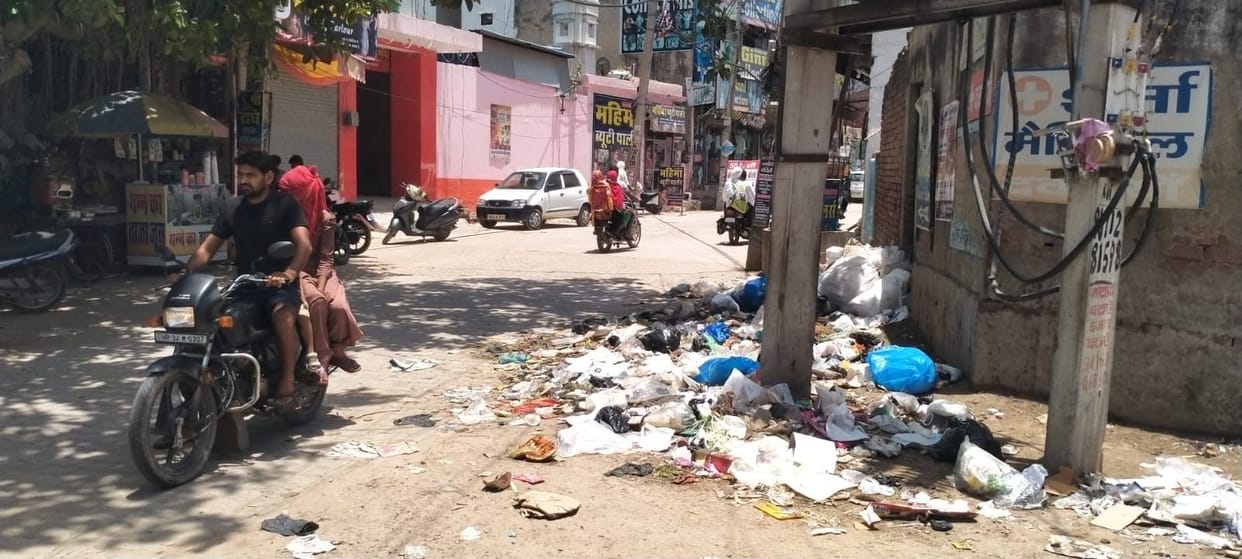 Dumping point closed, but due to the lack of dustbins and proper arrangements, people are once again dumping garbage on the streets.