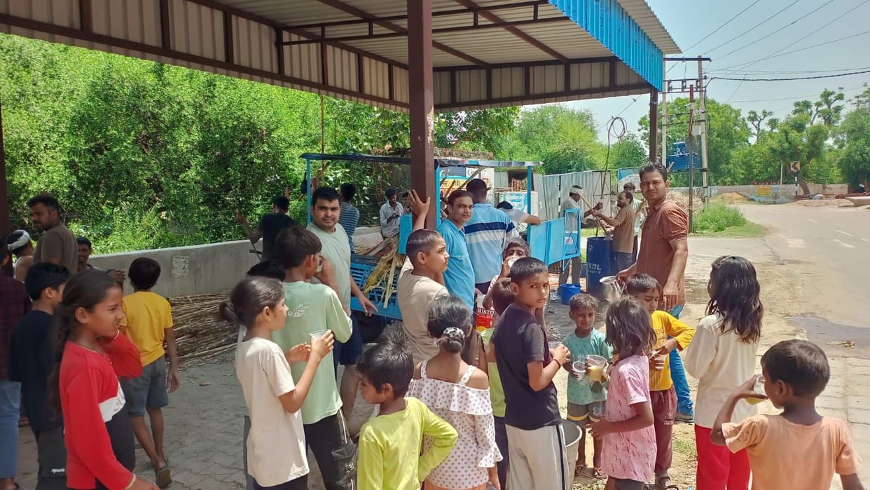 Quenched the thirst of passersby by serving sugarcane juice.
