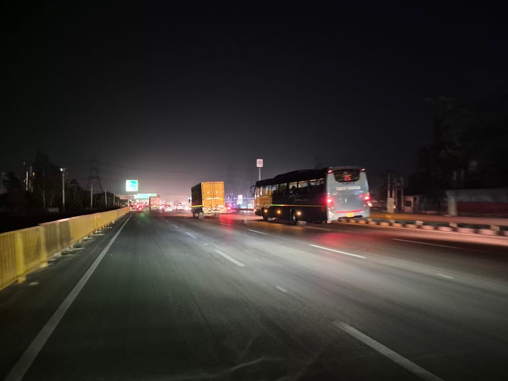 Night 'laneless traffic' on the highway, heavy vehicle drivers breaking rules