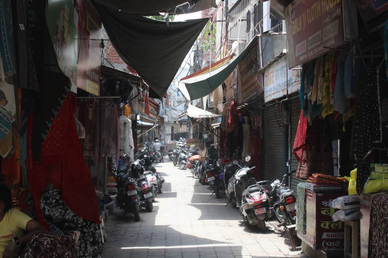 गुड मंडी की तंग गली । संवाद