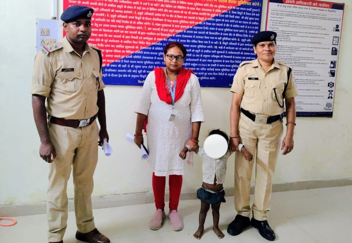 operation nanhe farishte saves two year old girl separated from mother on moving train at gaya bihar