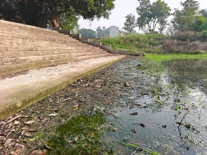 Amrit Sarovar in Badraon is in bad condition, somewhere dry and somewhere filled with dirty water.