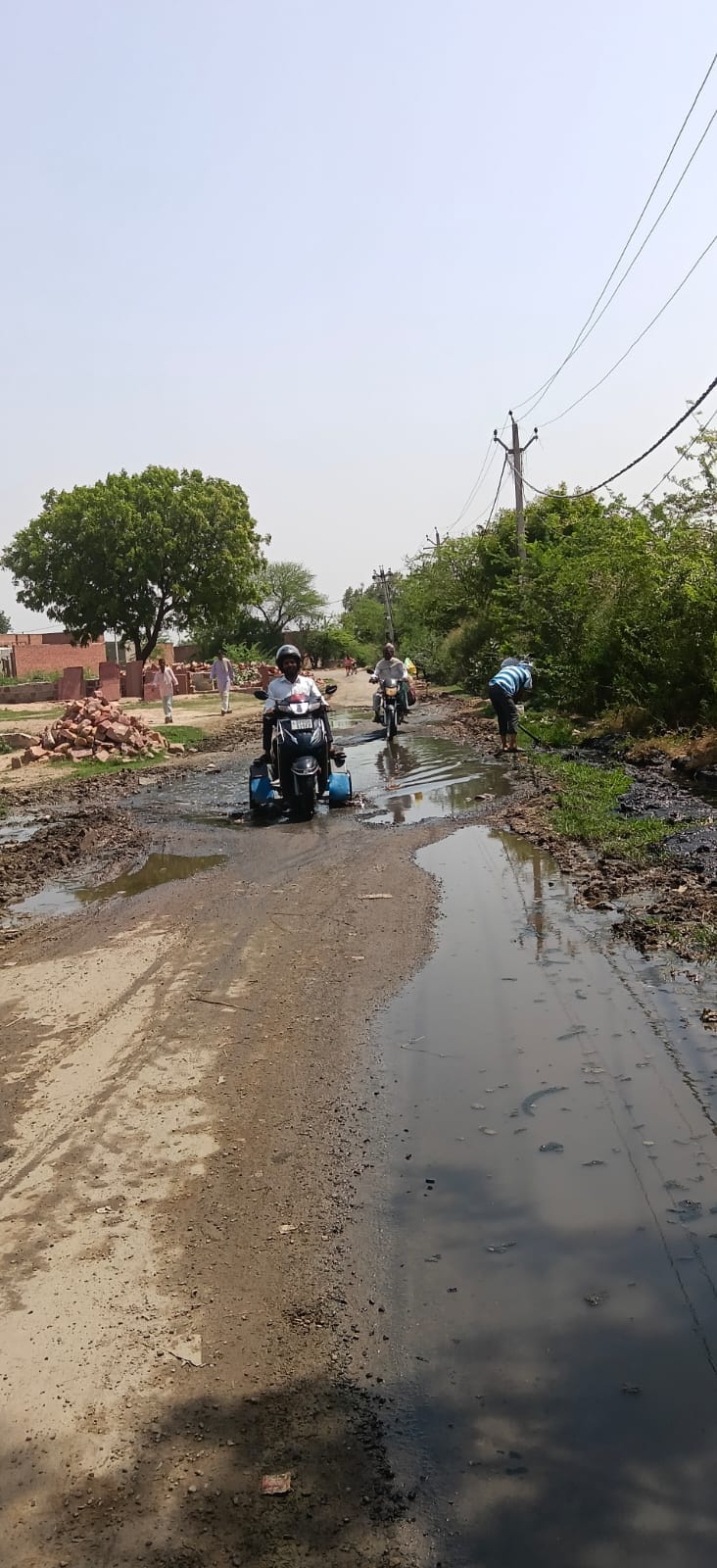 The Jainpura-Supahara road is a pothole, students trudge through mud, accidents are frequent, children and the elderly are troubled by waterlogging, and demands for drain cleaning and road repairs are made.
