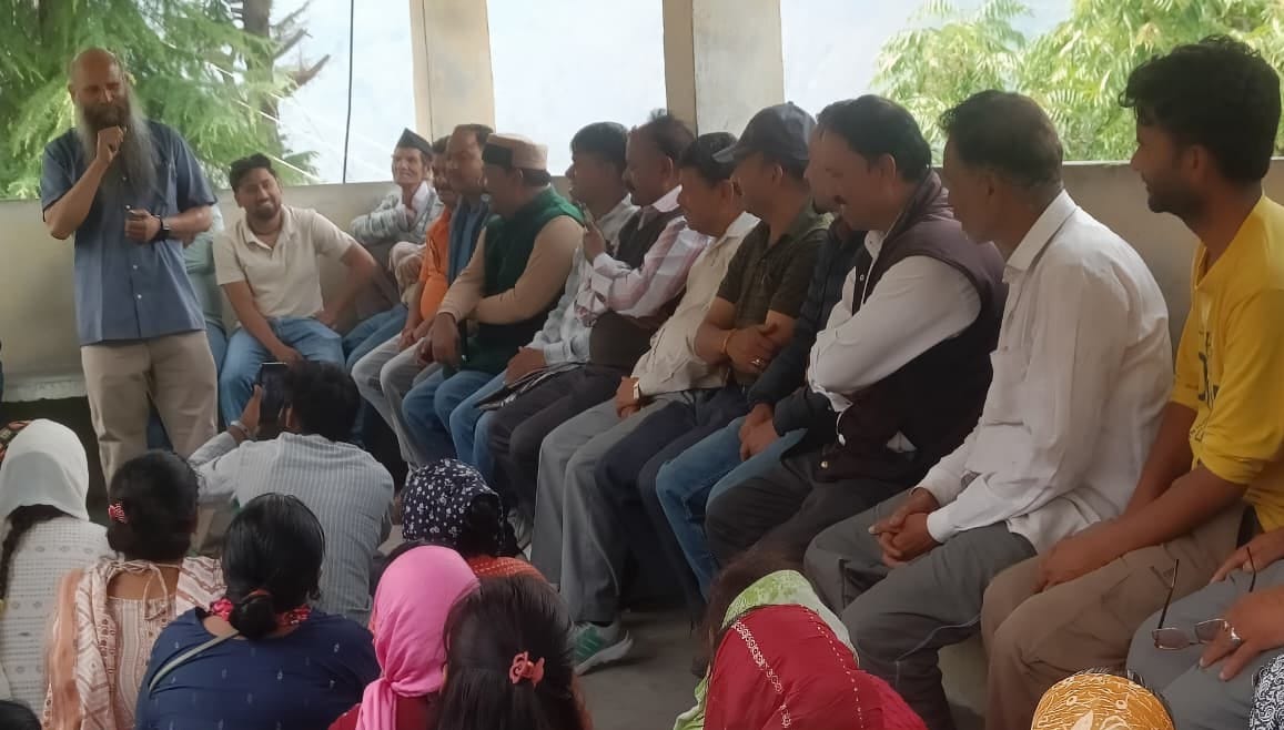 ज्योतिर्मठ तहसील  परिसर में धरनें के दौरान आपदा प्रभावितों को संबोधित करते अतुल सती। संवाद
