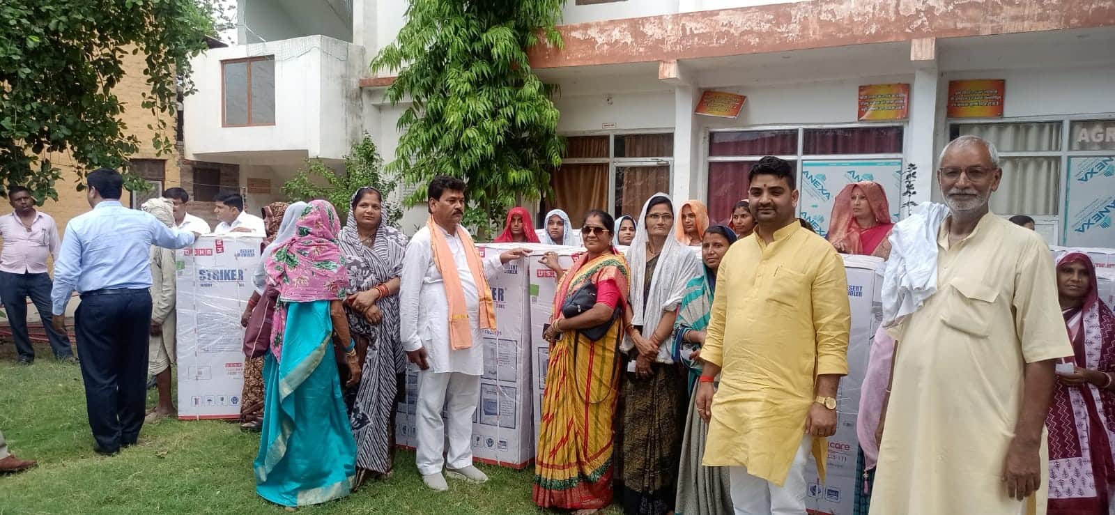 कूलर वितरण में लाभार्थियों के साथ भाजपा जिलाध्यक्ष और बड़ोखर ब्लॉक प्रमुख आदि। संवाद