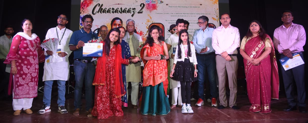 Doctors turned singers, handicapped people displayed their talent