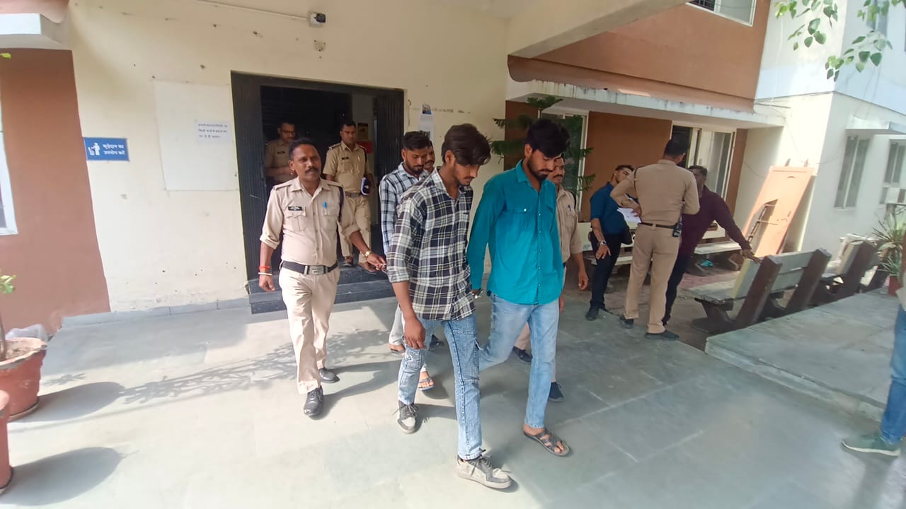 पुलिस की गिरफ्त में आरोपी
