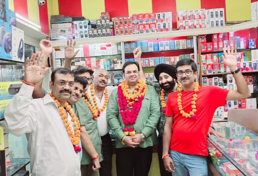 Honoring the senior general secretary of Lucknow Vyapar Mandal, Pawan Manocha