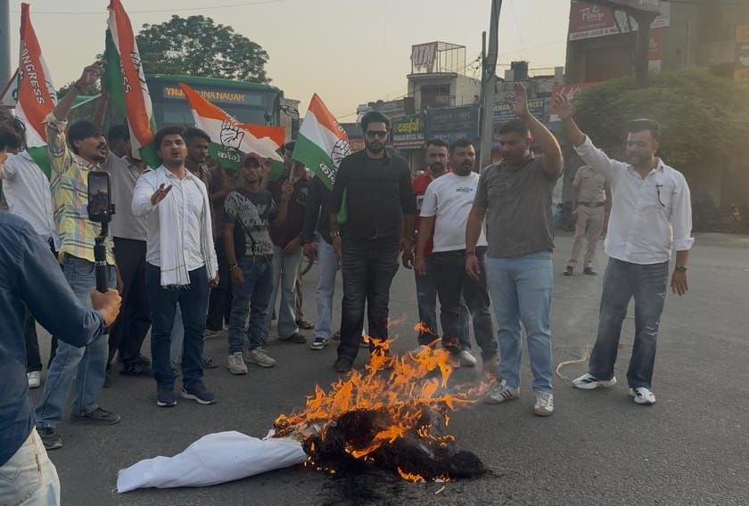 NSUI burnt the effigy of the government