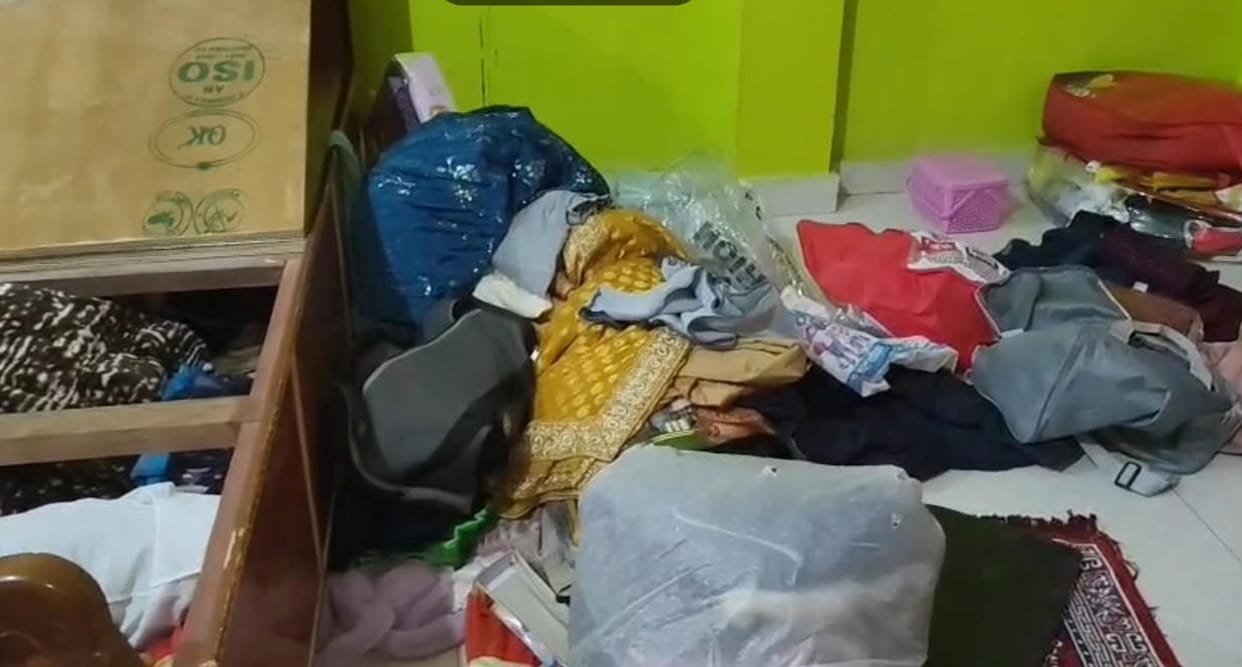 Cash and jewellery worth lakhs stolen from a locked house