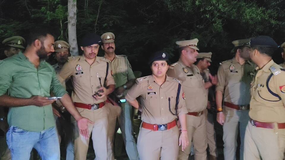 Woman molested and thrown out of a moving auto; main accused arrested in encounter