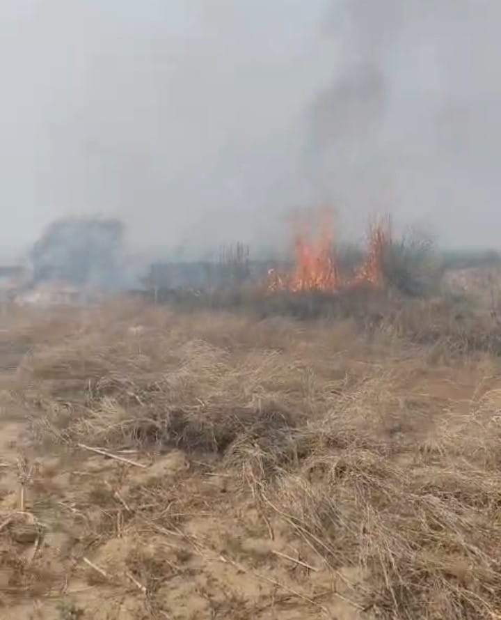 A massive fire broke out in Ganga Khadar, Uttam Bihari Ashram narrowly escaped.