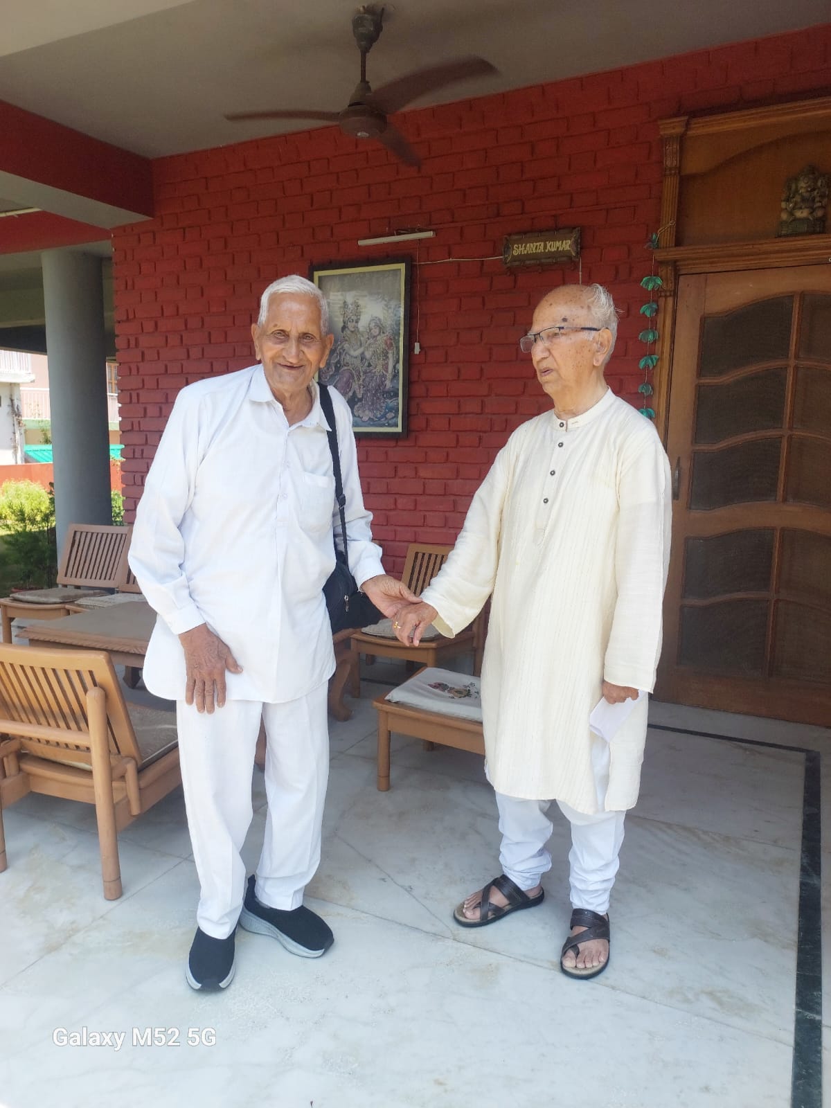 Kangra News: शांता कुमार से मिले सहपाठी संसार चंद