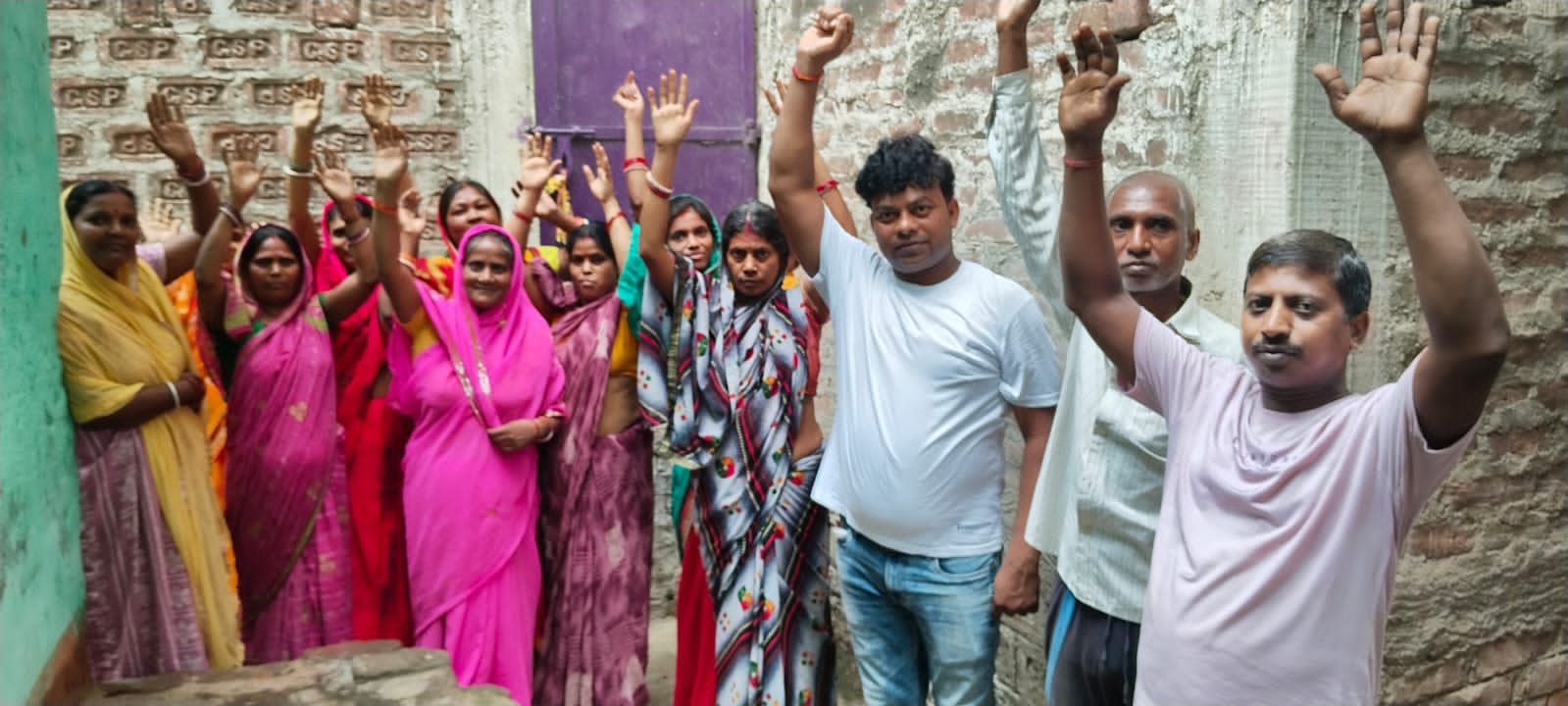 पानी के लिए प्रदर्शन करते लोग