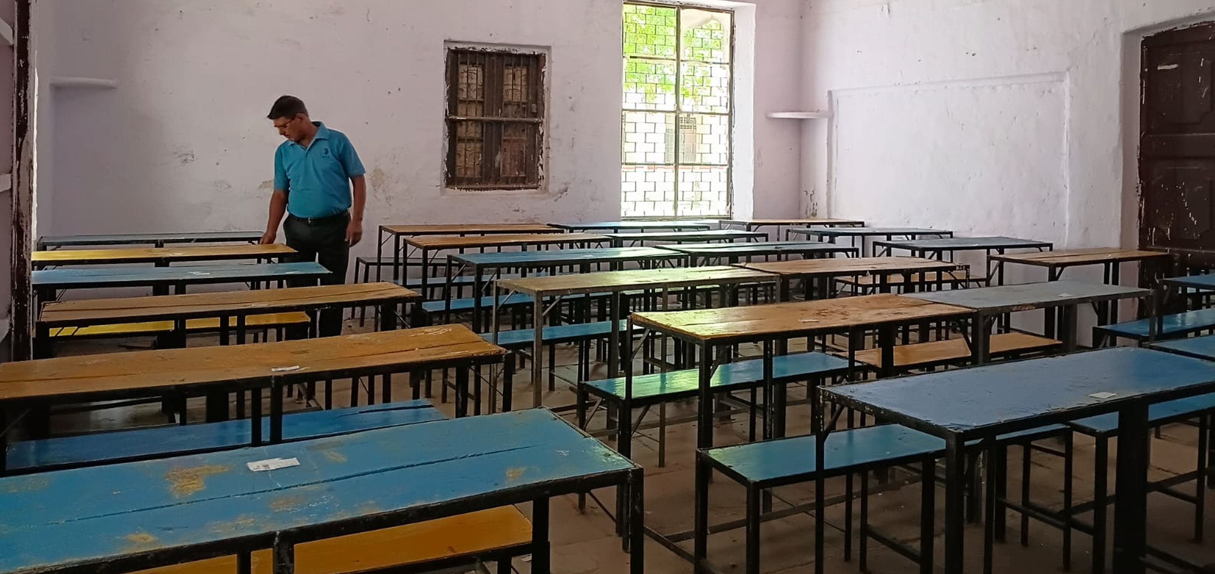 परीक्षा की फोटो-40-राजकीय इंटर कालेज में सीट में पर्ची लगाते कर्मचारी। संवाद
