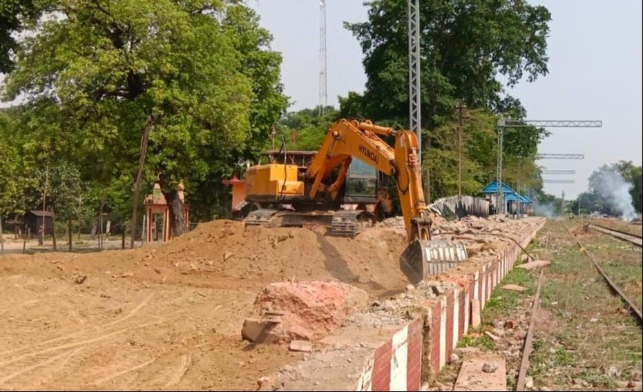 Tarighat station platform beginning to crumble; expansion planned.
