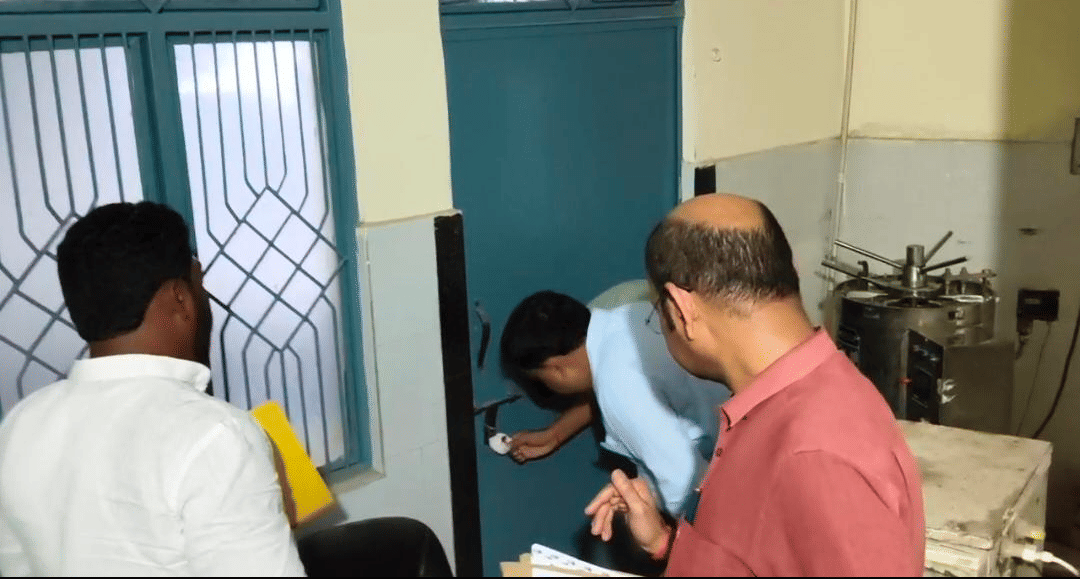 पूर्णिमा हॉस्पिटल को सील करते सदर एसडीएम आकाश सिंह व साथ में स्वास्थ्य विभाग की टीम। स्रोत: विभ