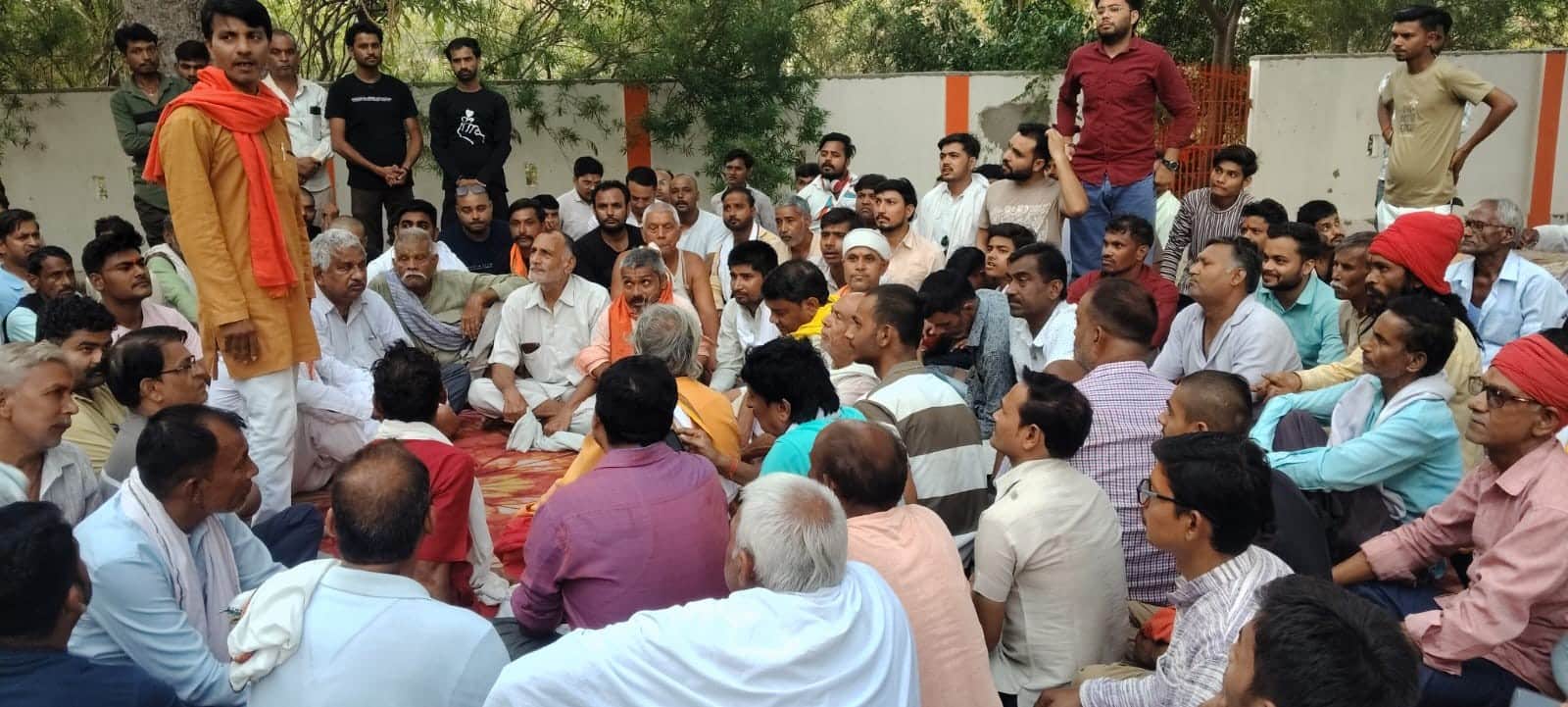 प्रतिमा खंडित करने के मामले में बैठक करते सर्वसमाज के लोग। संवाद